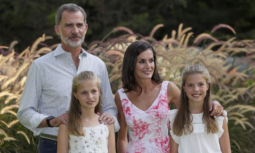 Así ha sido el posado de los Reyes y sus hijas en los jardines de Marivent, en vídeo