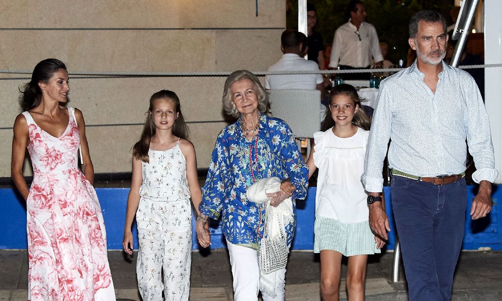Los Reyes y sus hijas cenan con doña Sofía en uno de sus restaurantes preferidos de Portitxol