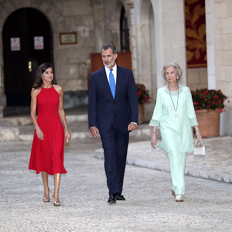 Los Reyes y doña Sofía reciben a la sociedad balear en una cita con récord de invitados