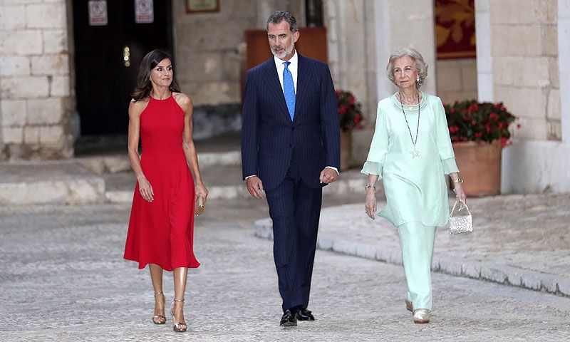 Los Reyes y doña Sofía reciben a la sociedad balear en una cita con récord de invitados