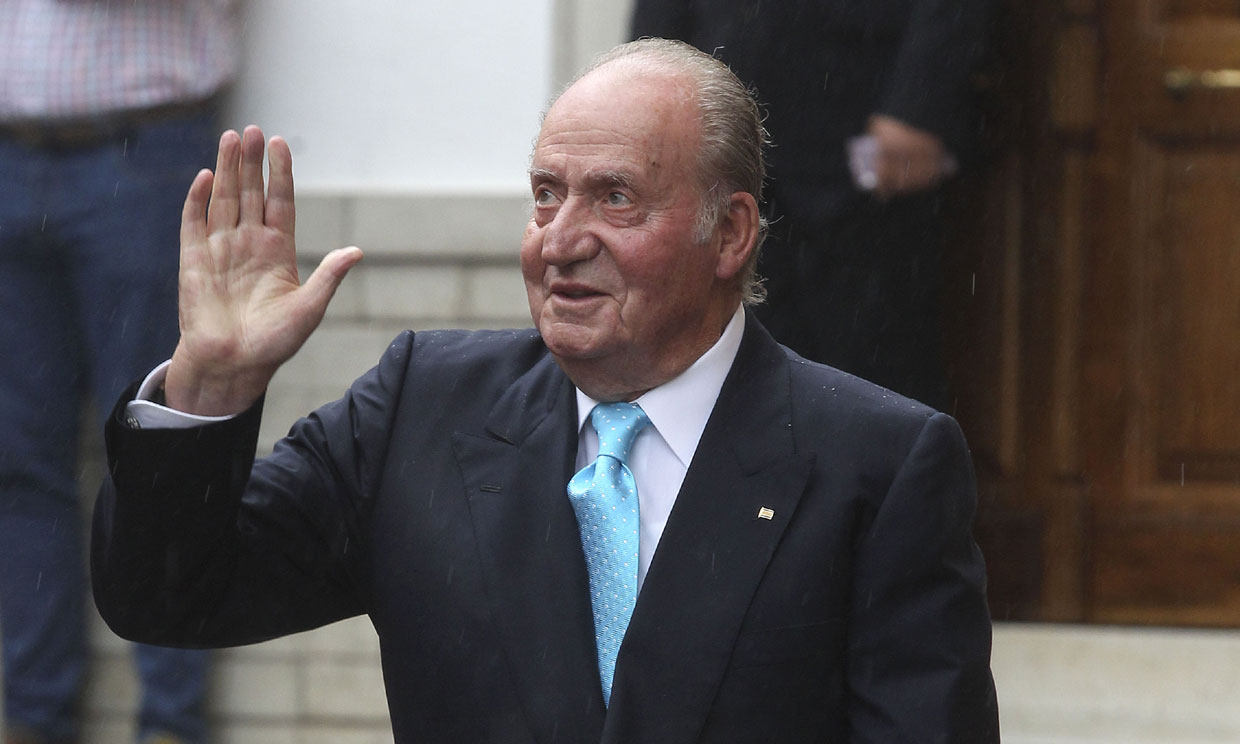 El rey Juan Carlos saluda