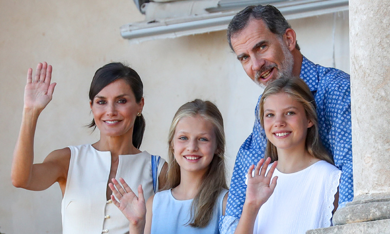 Felipe VI con la reina Letizia y sus hijas