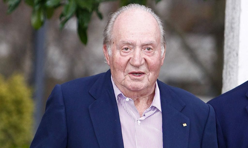 Don Juan Carlos, con buen ánimo, 'ya se ha levantado y ha comenzado a ingerir alimentos'