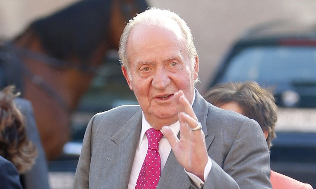 El rey Juan Carlos ya está en planta y ha 'caminado por la habitación'