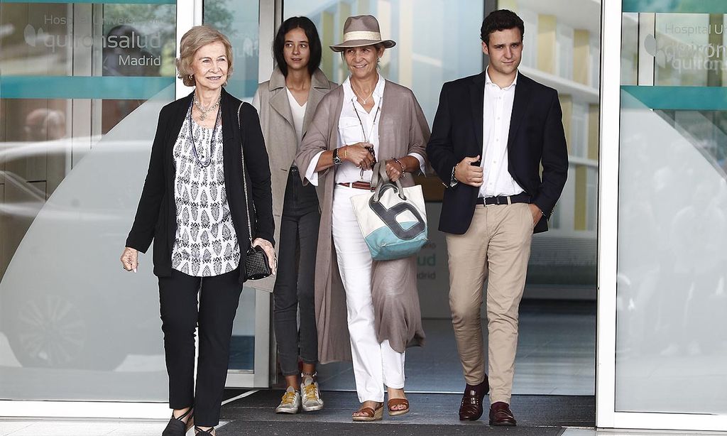 La infanta Elena con sus hijos, la reina Sofía y doña Cristina visitan al rey Juan Carlos en el hospital