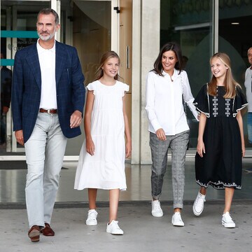 El rey Felipe, tras visitar a don Juan Carlos con sus hijas: 'Da gusto verle tan bien y tan animado'