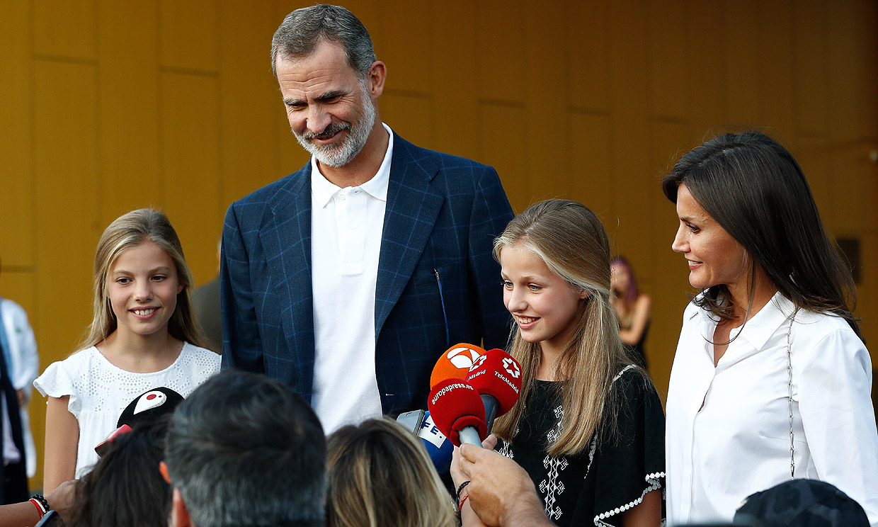 El 'regalo personal' de la princesa Leonor y la infanta Sofía a su abuelo Juan Carlos