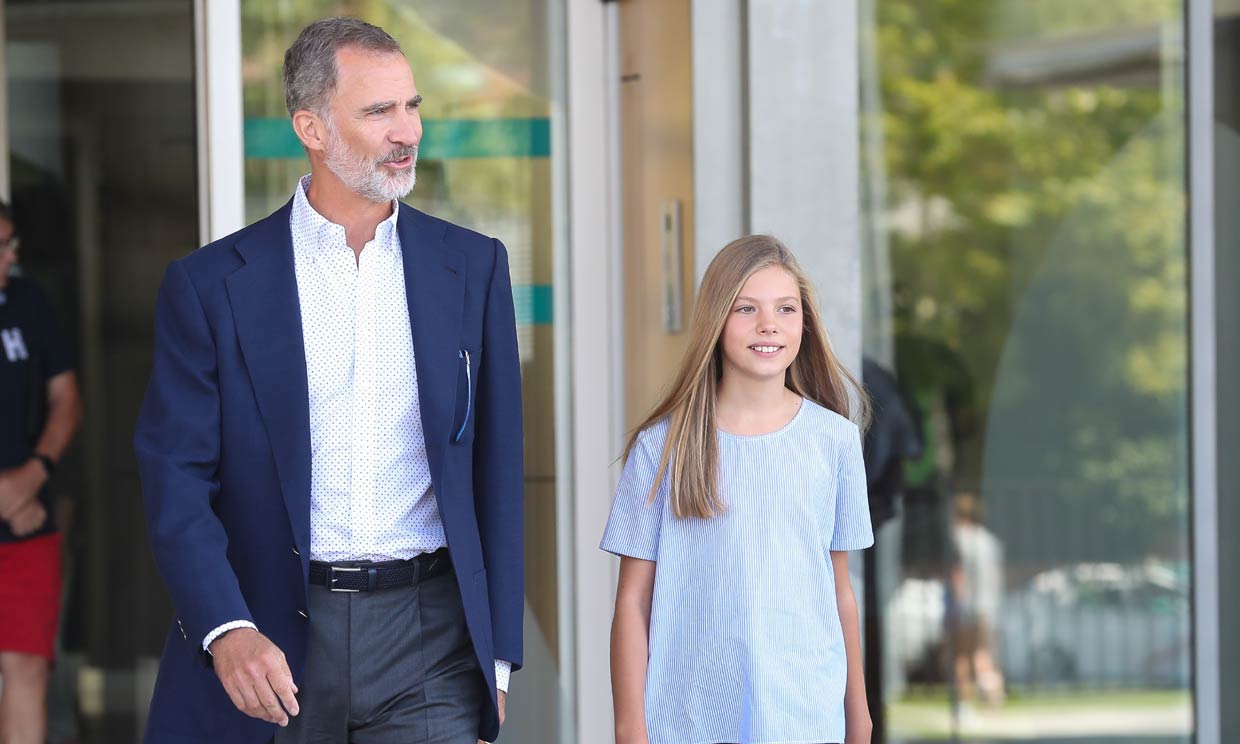 El rey Felipe y la infanta Sofía tras visitar a don Juan Carlos: