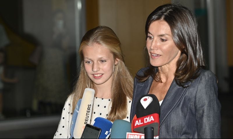 Doña Letizia muestra su faceta periodística y es ella quien pregunta a la princesa Leonor por su abuelo