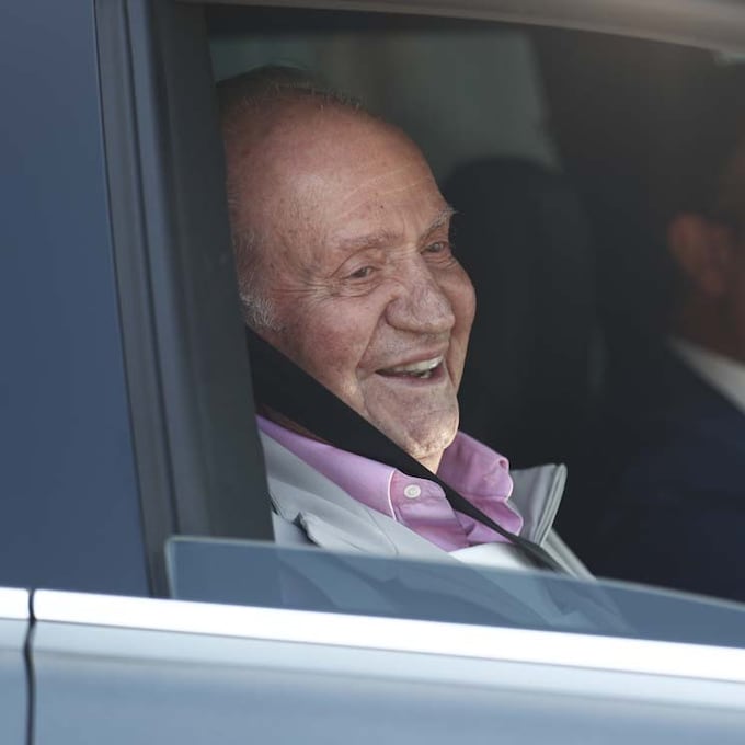 Don Juan Carlos abandona el hospital con muy buen humor