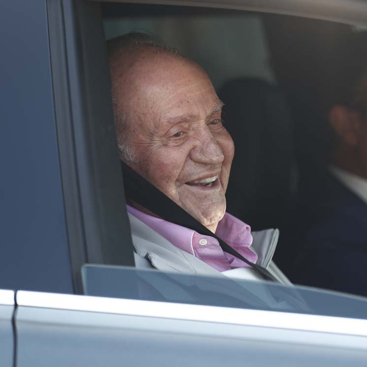 Don Juan Carlos abandona el hospital con muy buen humor