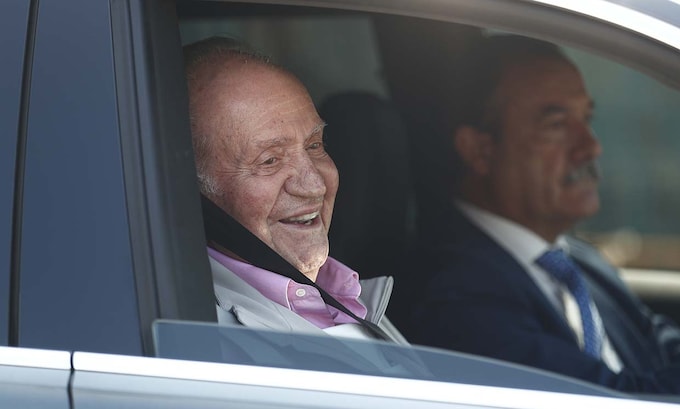 Don Juan Carlos abandona el hospital con muy buen humor