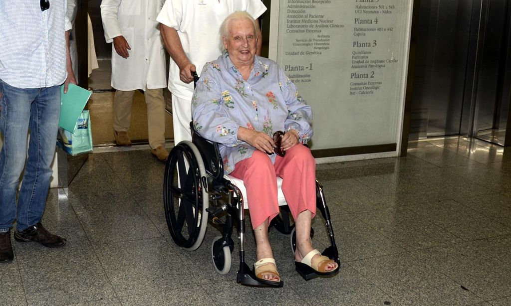 La infanta Pilar recibe el alta hospitalaria: 'Este doctor me ha salvado la vida'