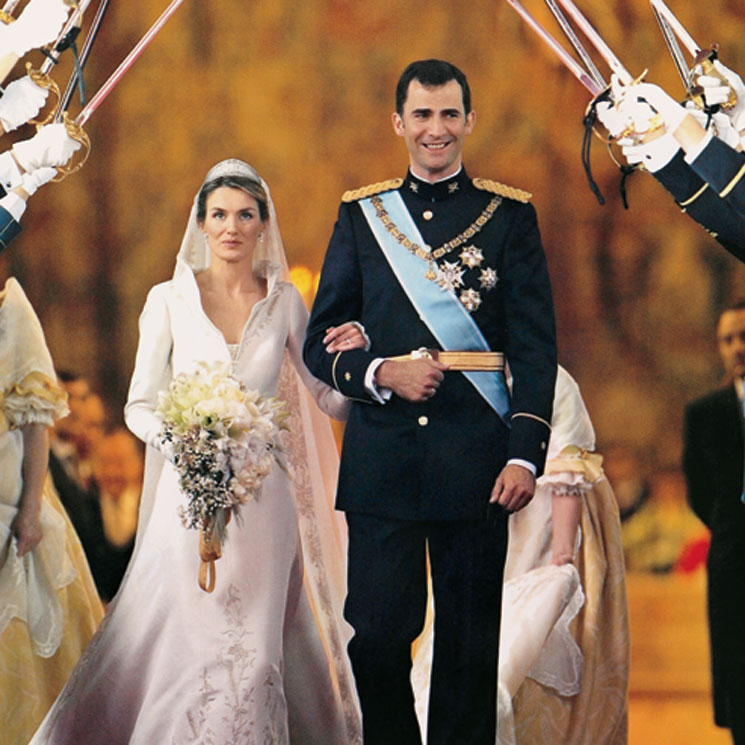 Las réplicas de la tiara y el ramo que llevó doña Letizia el día de su boda se exponen en la Casa ¡HOLA!