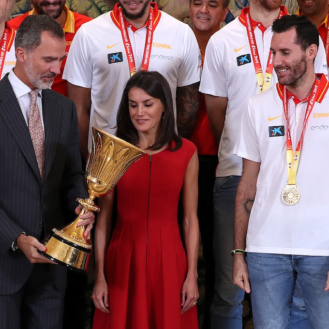 Los Reyes reciben a la triunfadora Selección Española de baloncesto