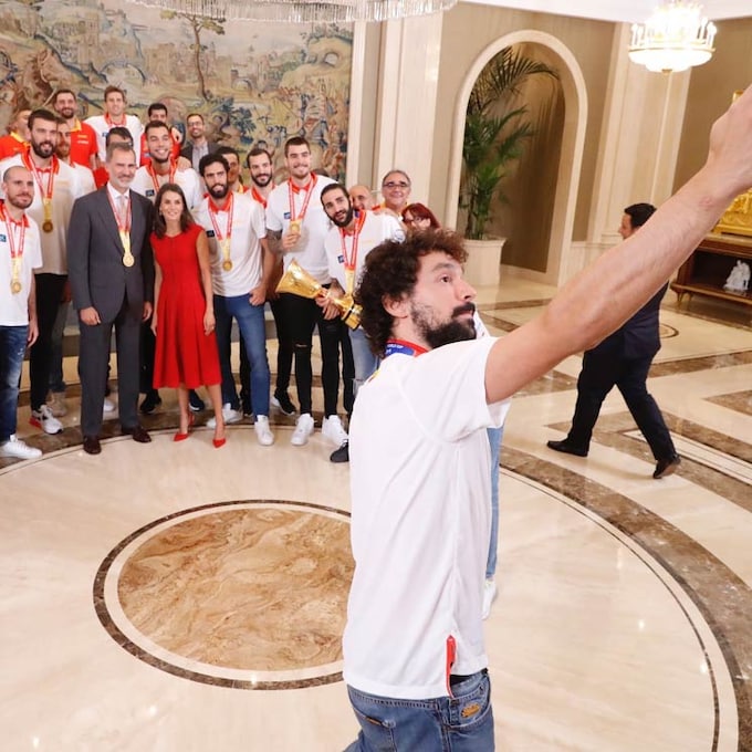 Un 'selfie' y una medalla para don Felipe: las anécdotas del encuentro de los Reyes con la Selección