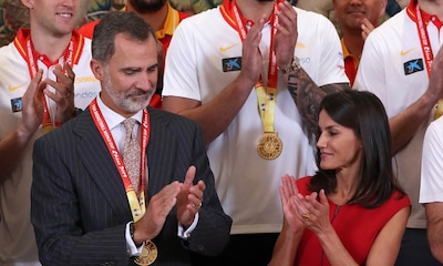 La broma de don Felipe que hizo reír a la Selección, la (casi) medalla de doña Letizia y el momento nunca antes mostrado por Casa Real