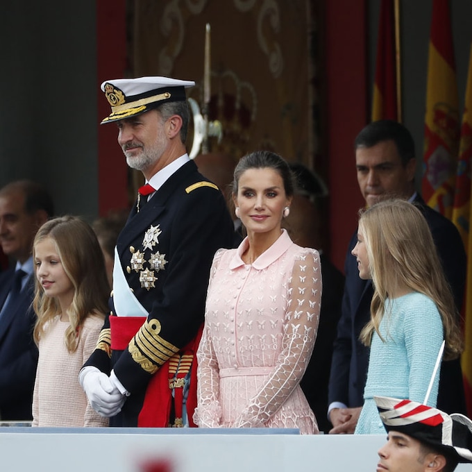 Los Reyes presiden el desfile de la Fiesta Nacional junto a la princesa Leonor y la infanta Sofía 