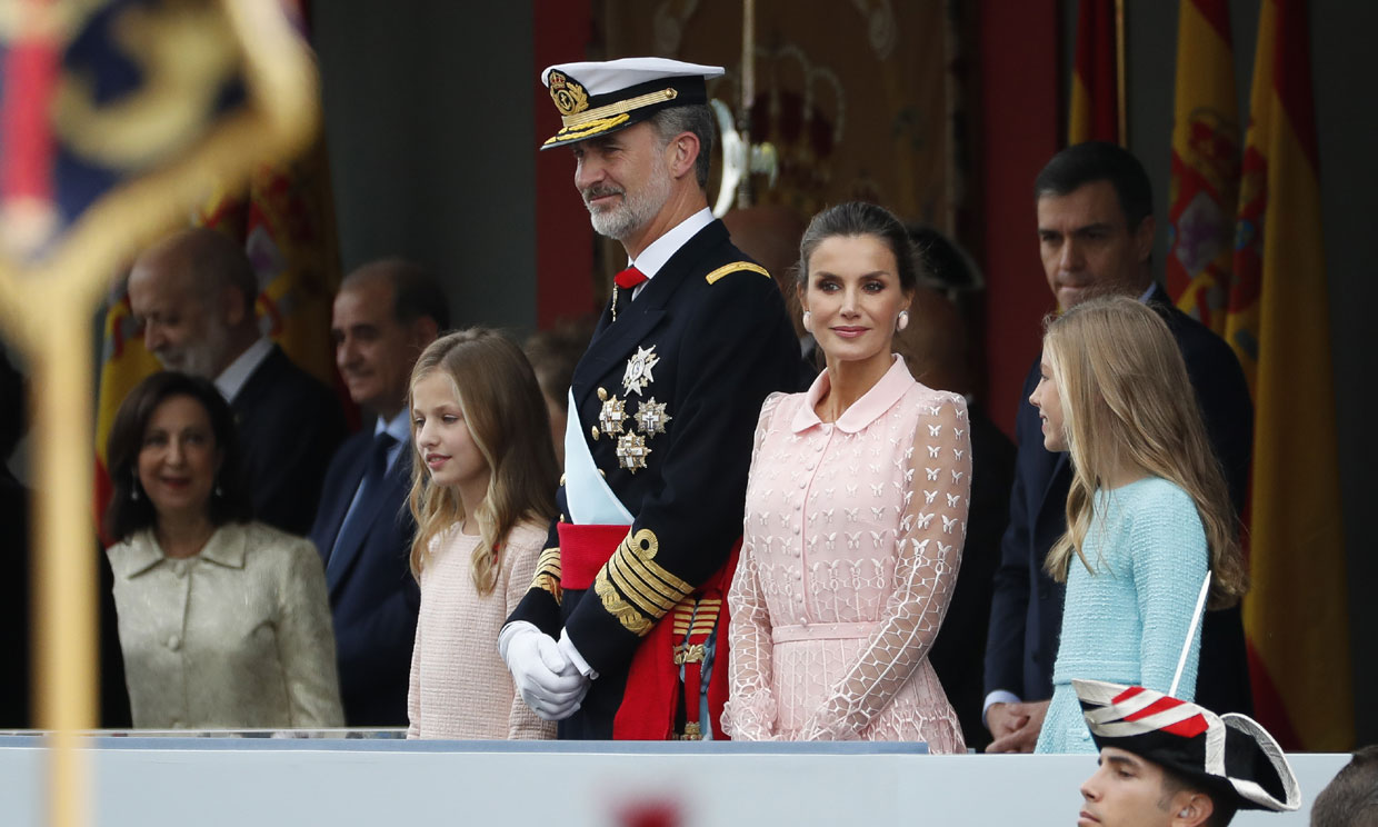 Los Reyes presiden el desfile de la Fiesta Nacional junto a la princesa Leonor y la infanta Sofía