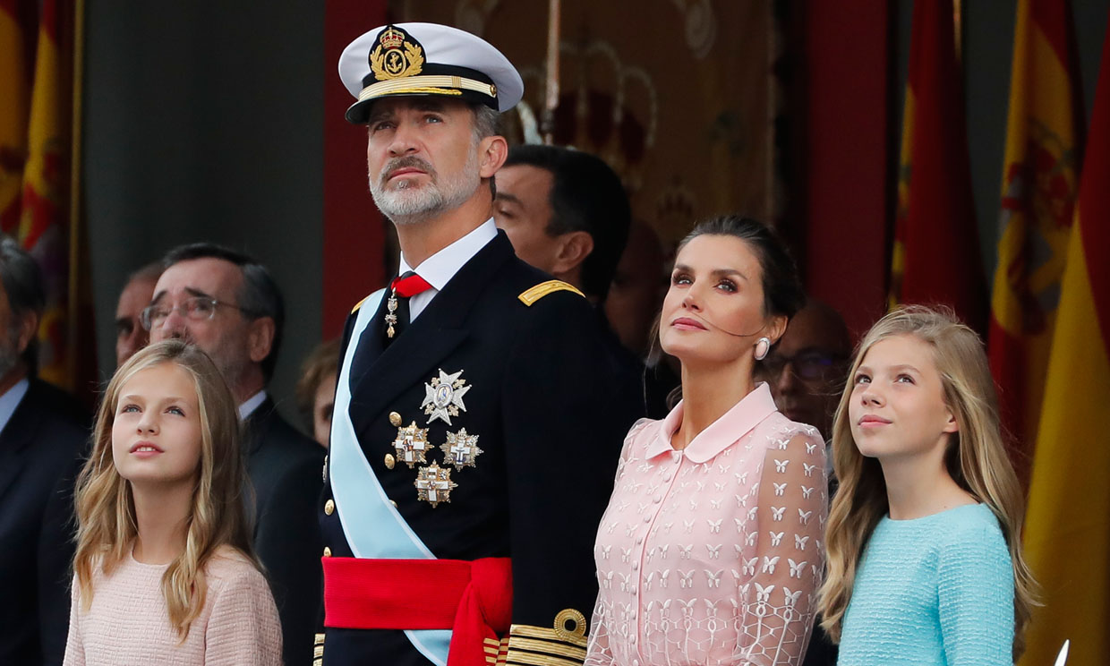 Felipe VI, la Reina Letizia, la Princesa Leonor y la  Infanta Sofía presiden el desfile de la  Fiesta Nacional 