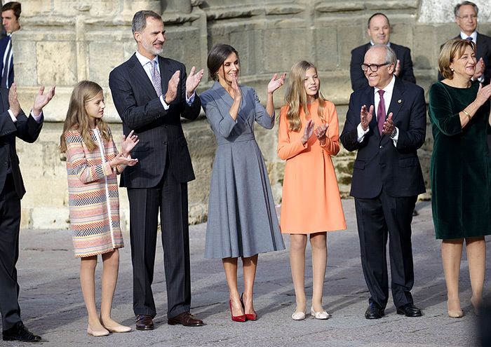 Gaitas, sonrisas y mucha emoción en la bienvenida a la princesa Leonor en Oviedo