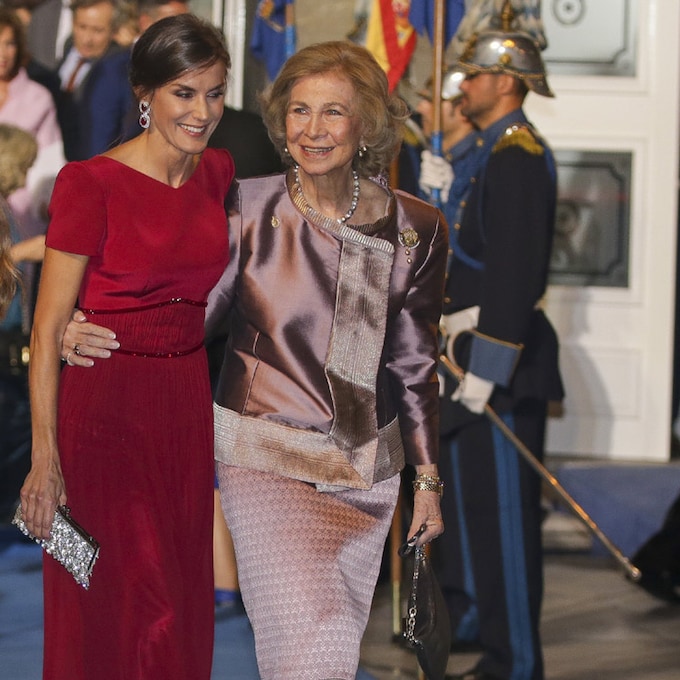 La reina Sofía y doña Letizia, el abrazo del orgullo por el fantástico debut de la princesa Leonor