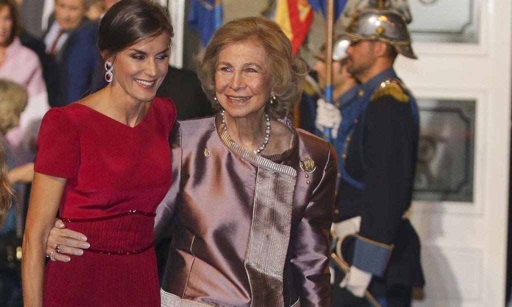 La reina Sofía y doña Letizia, el abrazo del orgullo por el fantástico debut de la princesa Leonor