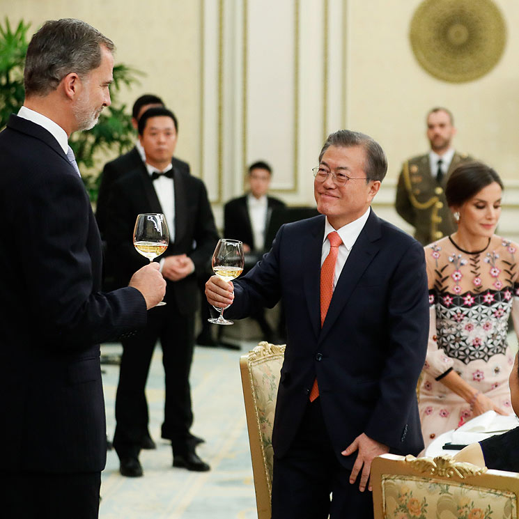 Los Reyes brindan con el presidente Moon Jae-in por las buenas relaciones con Corea