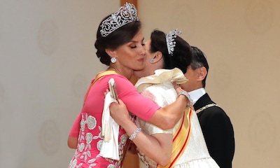 El efusivo abrazo de doña Letizia a Masako y don Felipe llevando su ‘clutch’, los momentazos de la cena en Japón