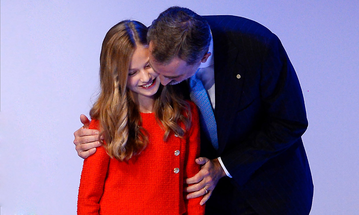 Don Felipe, un padre emocionado ante el discurso de la princesa Leonor en Cataluña