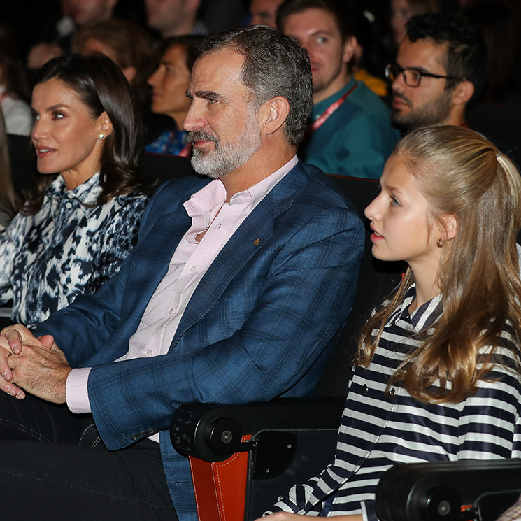 La princesa Leonor, junto a sus padres y su hermana, en un debate sobre talento para cerrar su visita a Cataluña
