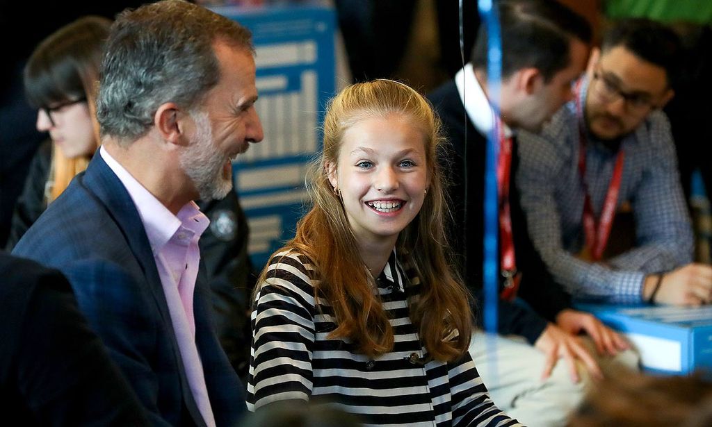 Mucha curiosidad y risas con su padre: la princesa Leonor disfruta de un taller de emprendimiento