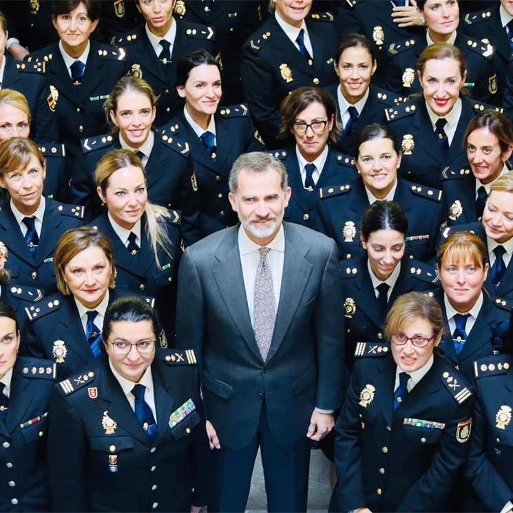 El Rey apoya la igualdad rodeado de mujeres policías 