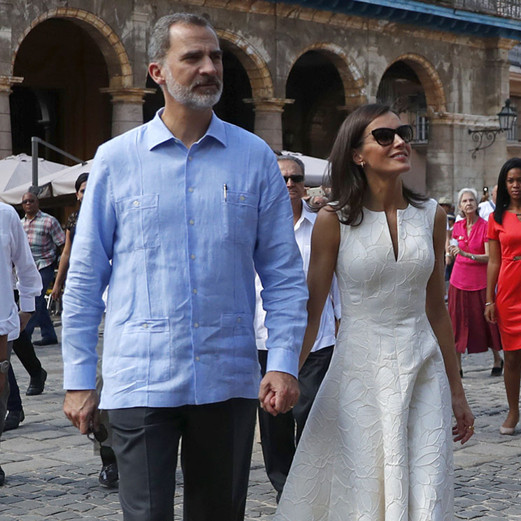 De la mano, sonrientes y muy relajados, don Felipe y doña Letizia se empapan del encanto de La Habana