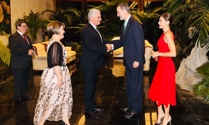 Los Reyes brindan con el presidente Miguel Díaz-Canel por las buenas relaciones con Cuba