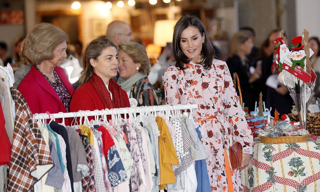 Un vestido, un broche y adornos navideños: todos los detalles de las compras de las Reinas en el rastrillo