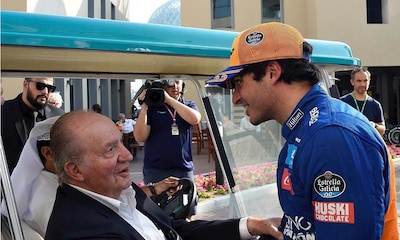 Don Juan Carlos viaja por sorpresa a los Emiratos Árabes para animar a Carlos Sainz Jr