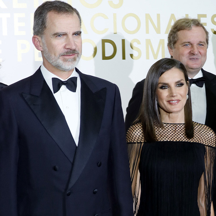 Doña Letizia se rodea de periodistas: acude junto al rey Felipe a los premios 'Mariano de Cavia'