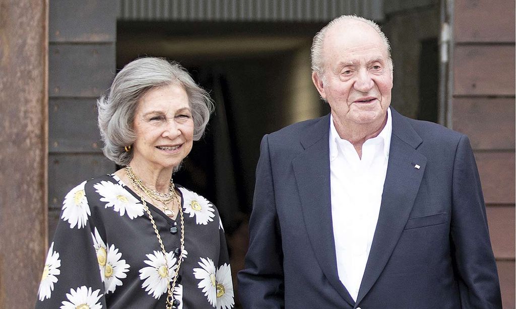 Don Juan Carlos y doña Sofía posan de nuevo juntos en su postal navideña