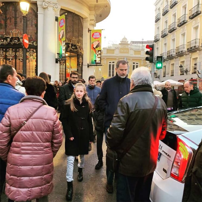 La princesa Leonor, de paseo por el centro de Madrid junto a sus padres, los Reyes