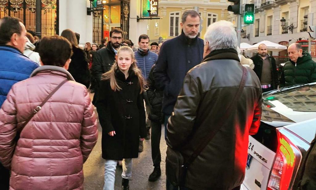 La princesa Leonor, de paseo por el centro de Madrid junto a sus padres, los Reyes