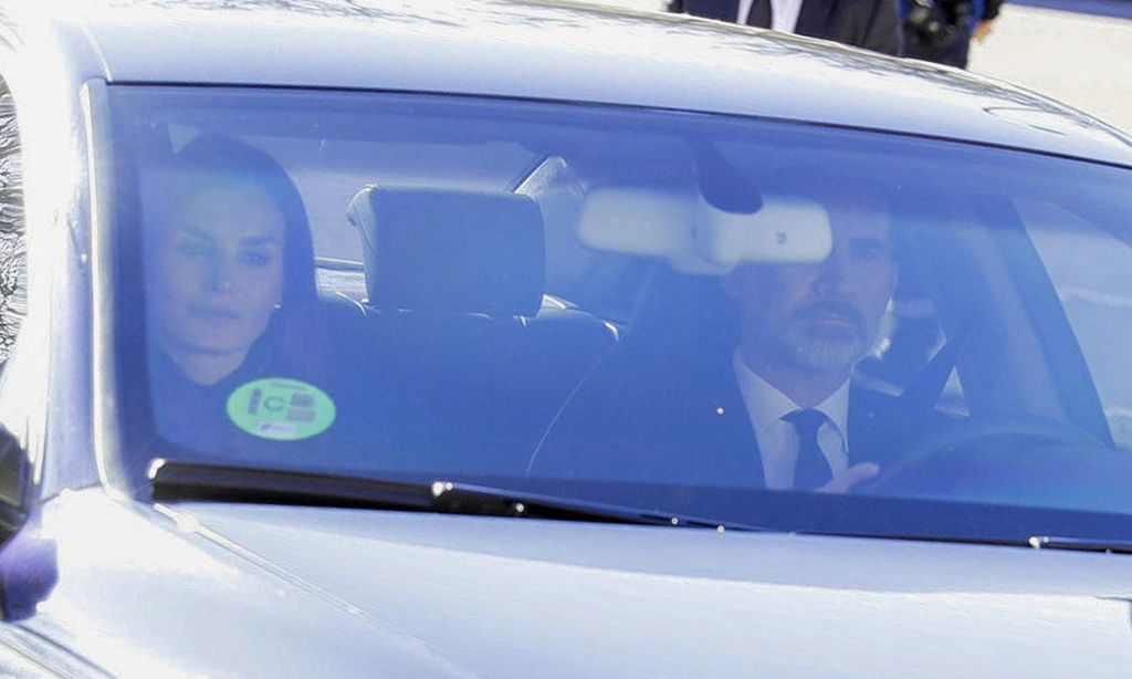 Los Reyes arropan a la familia Gómez-Acebo en el entierro de doña Pilar