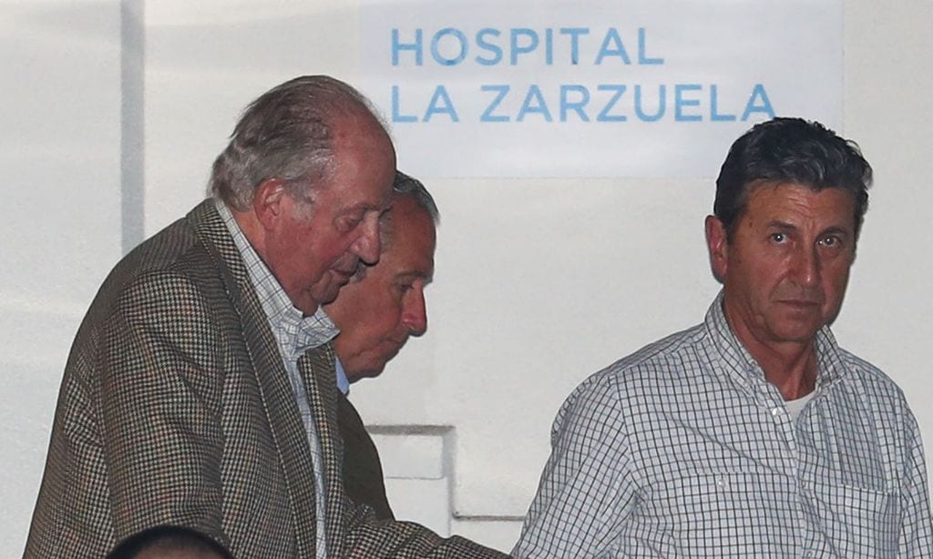 Don Juan Carlos y la infanta Elena visitan a Simoneta Gómez-Acebo en el hospital