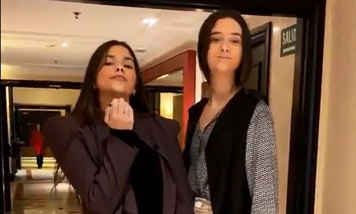 Victoria Federica y María García de Jaime protagonizan un simpático baile en el pasillo del  tren