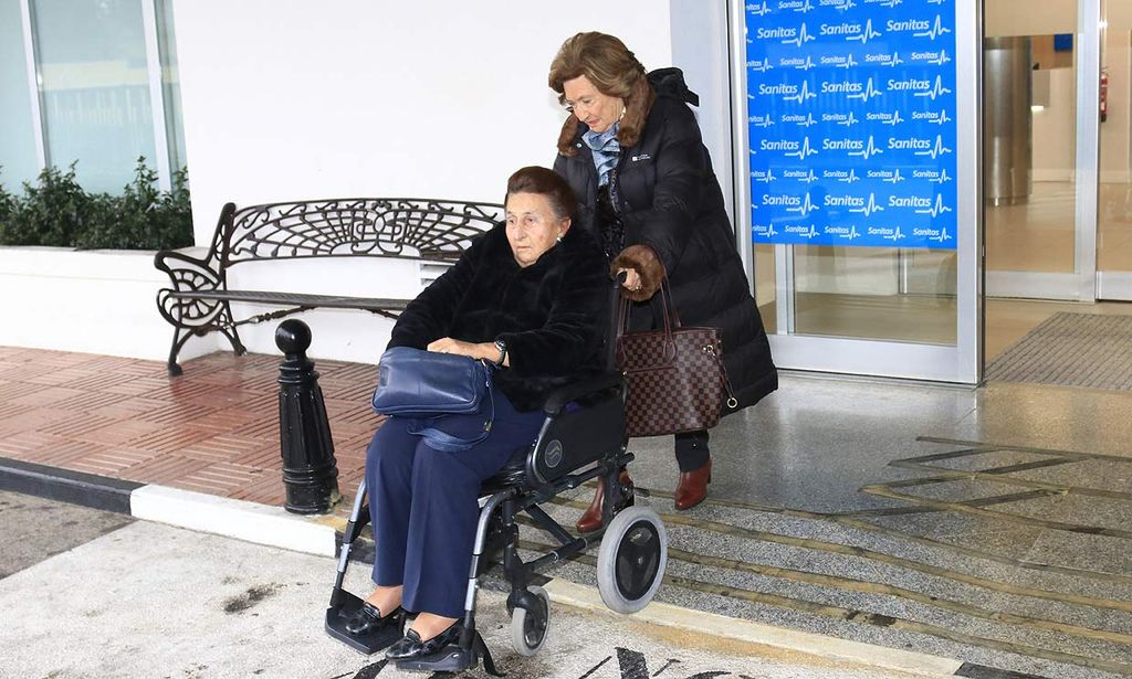 Simoneta Gómez- Acebo recibe el calor de su familia en el hospital