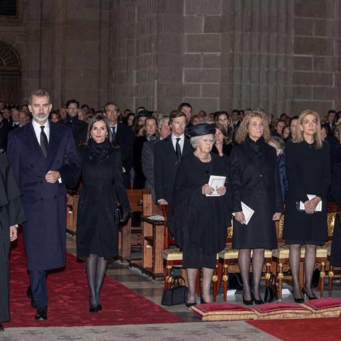 Los Reyes, junto a don Juan Carlos y doña Sofía y las infantas Elena y Cristina, en el solemne funeral de doña Pilar