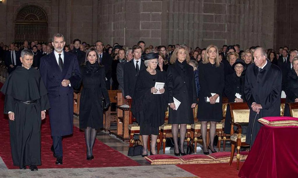 Reyes Felipe y Letizia en el funeral de la infanta Pilar