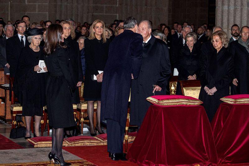 Fallece Doña Pilar de Borbón,hermana del Rey D. Juan Carlos. - Página 3 Beso-gtres-z