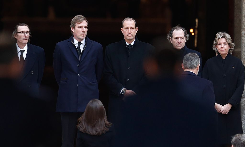 La familia Gómez-Acebo, arropada por los cuatro Reyes y numerosos amigos, despide a la infanta Pilar en el Escorial