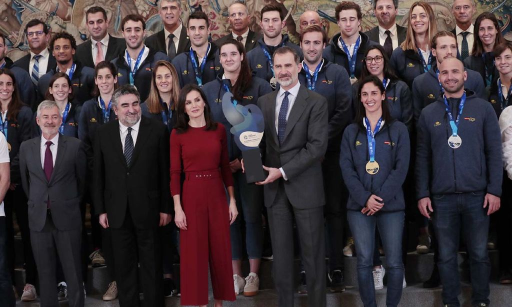 Un espontáneo 'selfie' y dos originales regalos en el encuentro de los Reyes con la Selección de Waterpolo